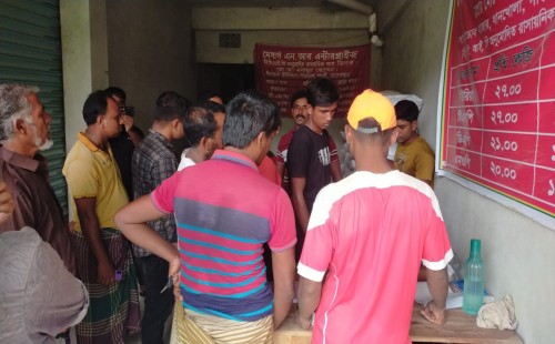 গাংনীতে বিএনপি নেতার টোকেন ছাড়া মিলছে না সার