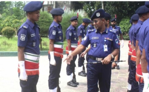 মেহেরপুরে পুলিশ অফিস ও সদর কোর্ট পরিদর্শনে অতিরিক্ত ডিআইজি বেলায়েত হোসেন