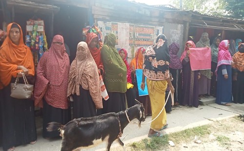 আলমডাঙ্গায় প্রাণিসম্পদ কর্মকর্তার বিরুদ্ধে ক্ষোভে ফুঁসছে খামারিরা