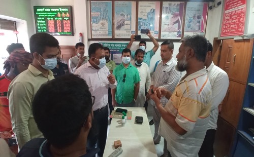 দর্শনায় সার বিক্রিতে অনিয়ম ও মেয়াদোত্তীর্ণ কীটনাশক