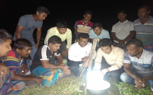 উথলীতে ফসলে পোকামাকড়ের উপস্থিতি শনাক্তকরণে আলোক ফাঁদ