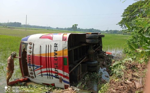 চুয়াডাঙ্গায় নিয়ন্ত্রণ হারিয়ে খাদে যাত্রীবাহী বাস; আহত অন্তত ৮