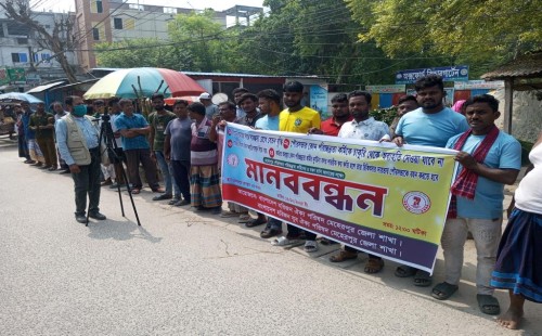 মেহেরপুরে পৌরসভার পরিচ্ছন্নতা কর্মীদের মানববন্ধন