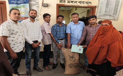 আন্দুলবাড়ীয়ায় ভিডব্লিউবির চাল বিতরণ