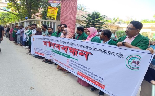 ঝিনাইদহে খুলনা বিভাগের সিএইচসিপিদের মানববন্ধন