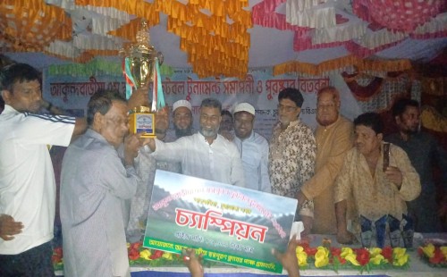 আকুন্দবাড়িয়ায় ফুটবল টুর্নামেন্টের পুরস্কার বিতরণকালে বিএনপি নেতা শরীফ