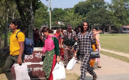 গাংনীতে নারী-পুরুষ ও তৃতীয় লিঙ্গের ৬০ জনকে হস্তান্তর করল বিএসএফ