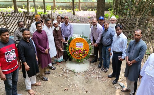 চুয়াডাঙ্গার দুই জুলাই শহীদের সমাধিতে প্রশাসন কর্মকর্তাদের শ্রদ্ধা নিবেদন