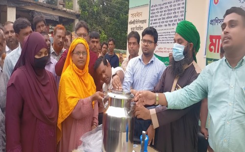 আলমডাঙ্গায় খামারিদের মাঝে দুধ সংগ্রহ ও সংরক্ষণের সরঞ্জাম বিতরণ