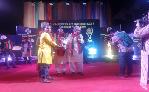 ‘শেরে বাংলা’ পদকে ভূষিত দর্শনার ধীরু বাউল