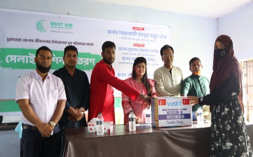 জীবননগরে গ্রামীণ নারীরা পেলেন সেলাই মেশিন