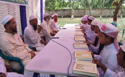 চুয়াডাঙ্গার মাদরাসাতুন নূরে ৯ জন শিশু ছাত্রের হিফজুল কুরআন সবক গ্রহণ