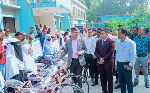 মেহেরপুরে দরিদ্র ও মেধাবী ছাত্রীদের বাইসাইকেল এবং অসুস্থ ও প্রতিবন্ধীদের মাঝে হুইলচেয়ার বিতরণ