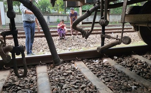 ঝিনাইদহে লাগেজ ভ্যানের স্প্রিং ভেঙে ট্রেন চলাচল ব্যাহত