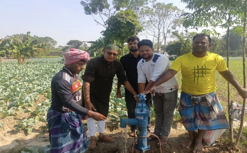 যুবদল নেতার উদ্যোগে হিজলগাড়ীর মাঠে নলকূপ স্থাপন