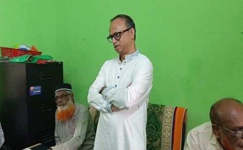 জীবননগরে বীর মুক্তিযোদ্ধাদের সঙ্গে মতবিনিময়কালে মাহমুদ হাসান বাবু খান