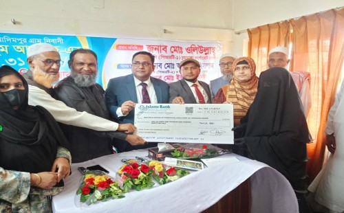 চুয়াডাঙ্গায় মৃত্যুজনিত বীমার চেক হস্তান্তর
