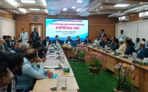 মেহেরপুরে সরকারি দপ্তরের কর্মকর্তাদের সঙ্গে মতবিনিময় সভায় নবাগত ডিসি
