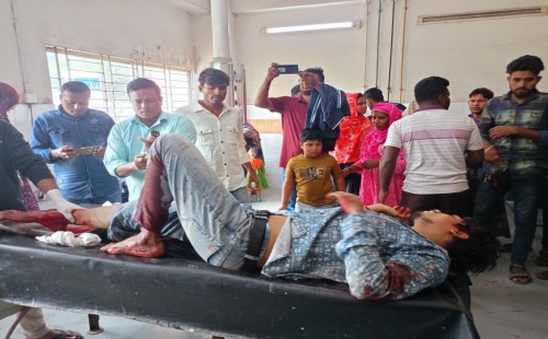 তিন কিশোরকে কুপিয়ে জখম