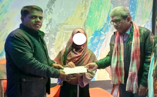আলমডাঙ্গায় বিশ্ববিদ্যালয়ের ছাত্রীকে মকিম-হাজেরা শিক্ষাবৃত্তি প্রদান