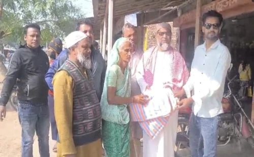 জীবননগরে শীতার্তদের মাঝে কম্বল বিতরণ