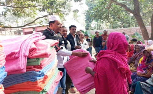 গাংনীতে বিএনপি নেতার উদ্যোগে কম্বল বিতরণ