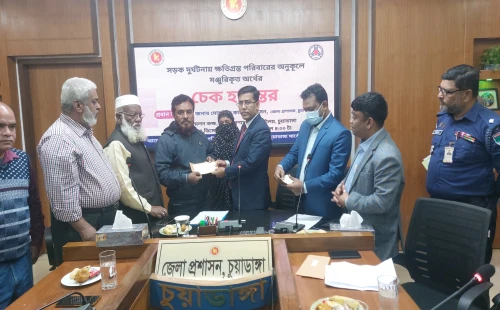 চুয়াডাঙ্গায় দুর্ঘটনায় ক্ষতিগ্রস্ত ১৪ পরিবারকে ৬৪ লাখ টাকার আর্থিক সহায়তা প্রদান