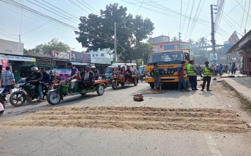 চুয়াডাঙ্গা কোর্ট মোড়ে স্পিডব্রেকার স্থাপন