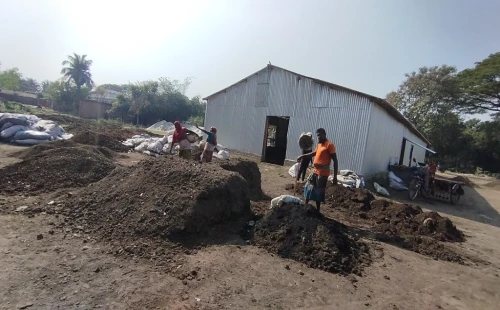 চুয়াডাঙ্গার আলুকদিয়ায় পাঁচটি অবৈধ জৈব সার কারখানা, বাড়ছে স্বাস্থ্যঝুঁকি