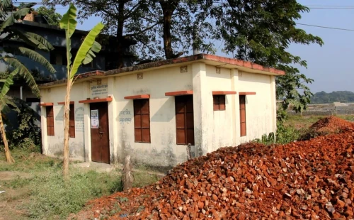 চুয়াডাঙ্গার ভুলটিয়ায় লাইসেন্স ছাড়াই কমিউনিটি ক্লিনিকের পাশে ইটভাটা