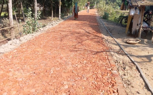গাংনীতে রাস্তা নির্মাণে নিম্নমানের সামগ্রী ব্যবহারের অভিযোগ