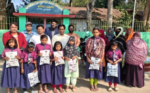 দর্শনায় শিক্ষার্থীদের মাঝে শীতবস্ত্র উপহার