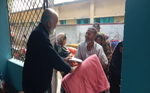 হাটবোয়ালিয়ায় সুবিধাবঞ্চিত মানুষের মাঝে শীতবস্ত্র বিতরণ