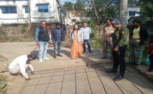 আলমডাঙ্গায় পৌরসভার চলমান প্রকল্প পরিদর্শনে ইউএনও