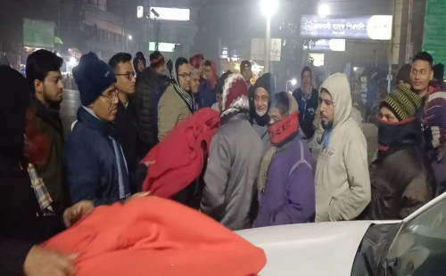 চুয়াডাঙ্গায় মধ্যরাতে কম্বল হাতে শীতার্তদের পাশে ডিসি