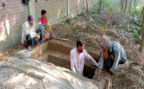 গাংনীতে মানবিক দৃষ্টান্ত গড়েছেন গোরখোদকরা