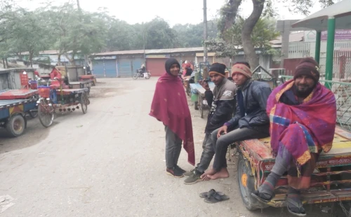 শীতের দাপটে আলমডাঙ্গায় থমকে গেছে শ্রমজীবী মানুষের জীবন