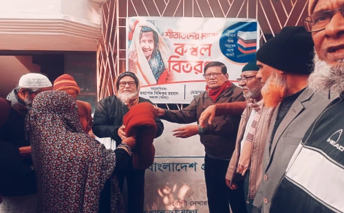 চুয়াডাঙ্গায় দরিদ্র শীতার্তদের মাঝে কম্বল বিতরণ