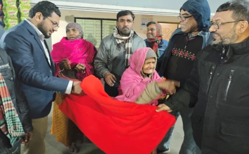 দর্শনায় হতদরিদ্র ও ছিন্নমূল মানুষের মাঝে কম্বল বিতরণ