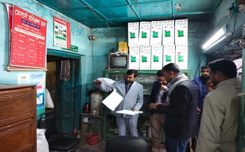 দামুড়হুদায় অবৈধভাবে সার মজুত রাখার অভিযোগ