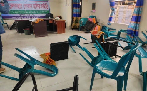 দর্শনায় তুচ্ছ ঘটনাকে কেন্দ্র করে দুই পক্ষের সংঘর্ষ