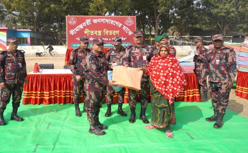 চুয়াডাঙ্গা ও ঝিনাইদহে বিজিবির শীতবস্ত্র বিতরণ