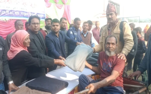 দামুড়হুদায় শীতার্তদের মাঝে কম্বল বিতরণ
