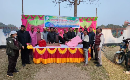 দামুড়হুদায় শীতার্তদের মাঝে কম্বল বিতরণ