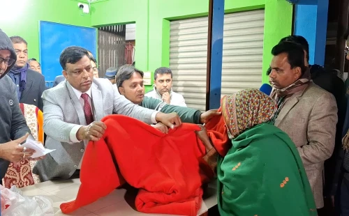রাতে ঘুরে ঘুরে শীতবস্ত্র বিতরণ করলেন ডিসি