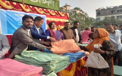 জীবননগরে দুস্থ ও প্রতিবন্ধীদের মাঝে শীতবস্ত্র বিতরণ