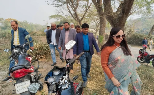 আলমডাঙ্গা রেলওয়ে স্টেশনের পরিচ্ছন্নতা কার্যক্রম পরিদর্শনে ইউএনও