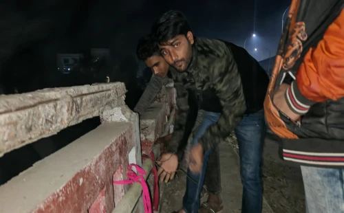 মাথাভাঙ্গা ব্রিজের ভাঙা সুরক্ষা দেওয়াল মেরামত করল ছাত্রদল