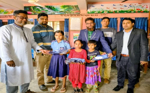 আলমডাঙ্গায় সুবিধাবঞ্চিত শিক্ষার্থীরা পেল স্কুল ড্রেস ও ব্যাগ