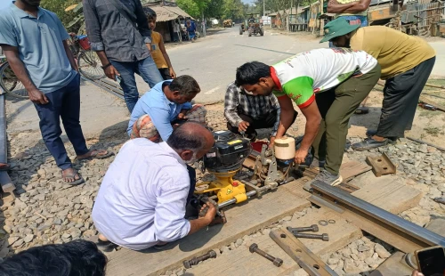 উথলীতে রেললাইন ভেঙে চার ঘণ্টা ট্রেন চলাচল বন্ধ